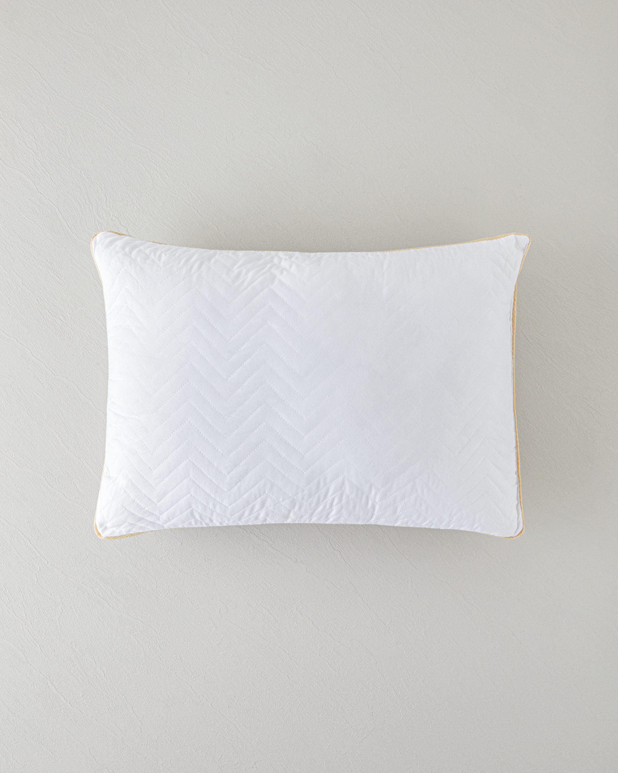 Air Plus Microfiber Pillow 50x70 cm White-Gold. Подушка Air Plus из микрофибры 50x70 см, белая – золотая