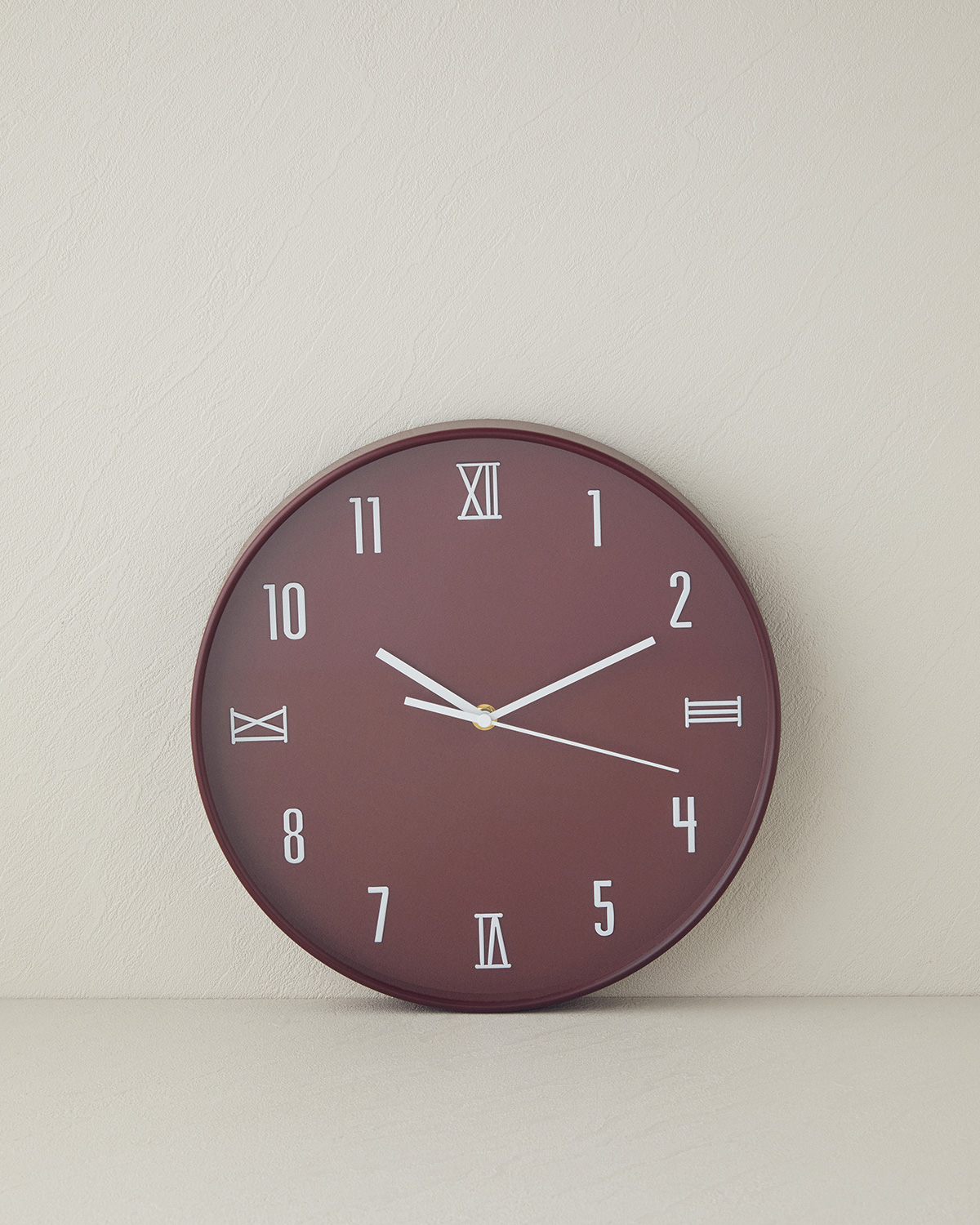 Verna Plastic Wall Clock 30 cm Maroon    Пластиковые настенные часы Verna 30 см, бордово-красные